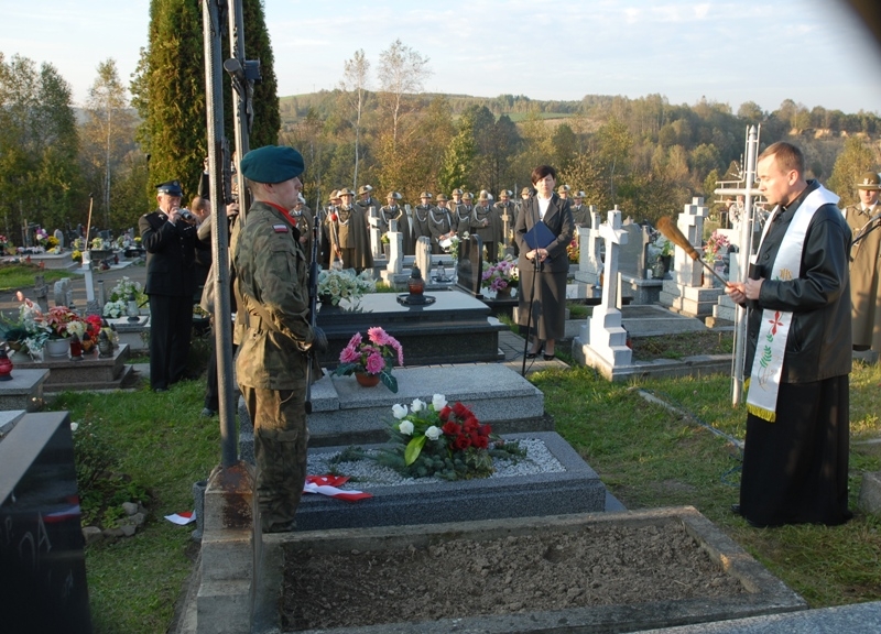 Odsłonięcie i poświęcenie krzyża pamięci na grobie Jana Ziomka