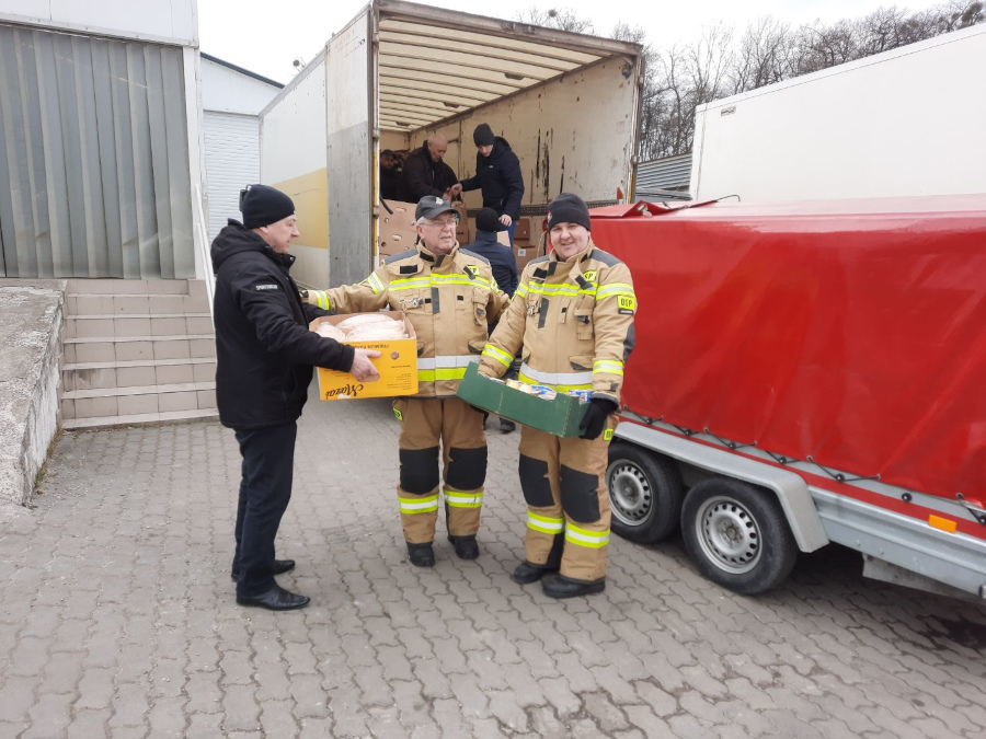 Zdjęcie przedstawiające strażaków przekazujących materiały ze zbiórki dla Ukrainy