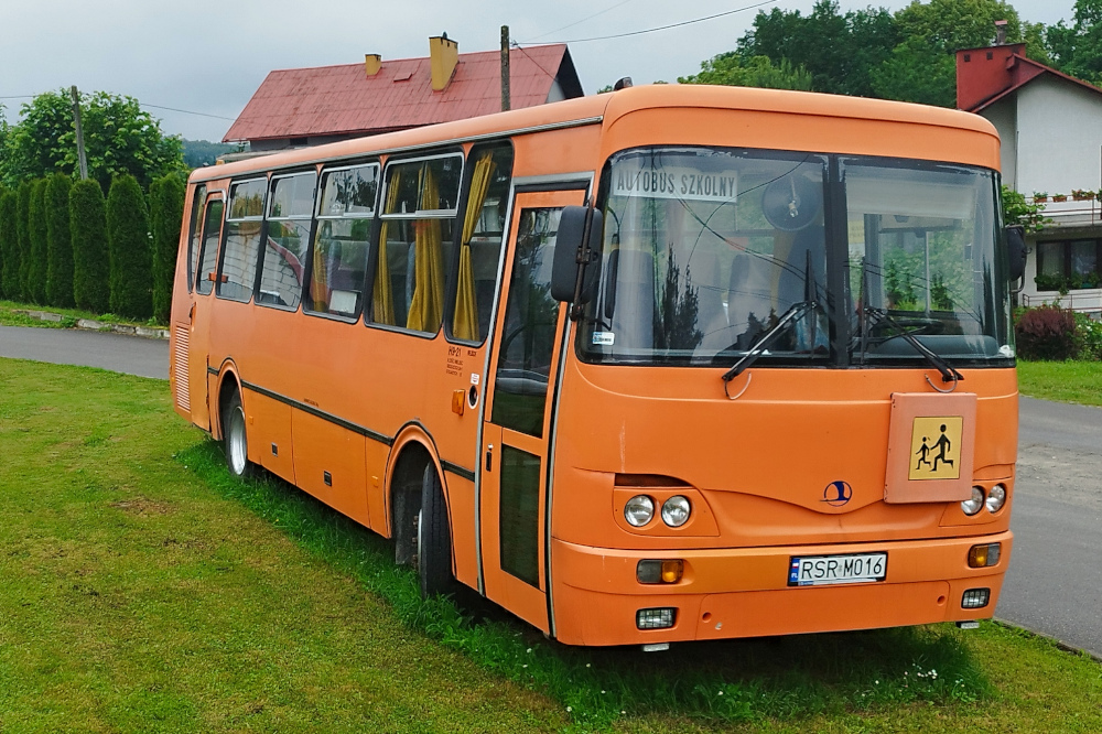Widok pomarańczowego autobusu H9