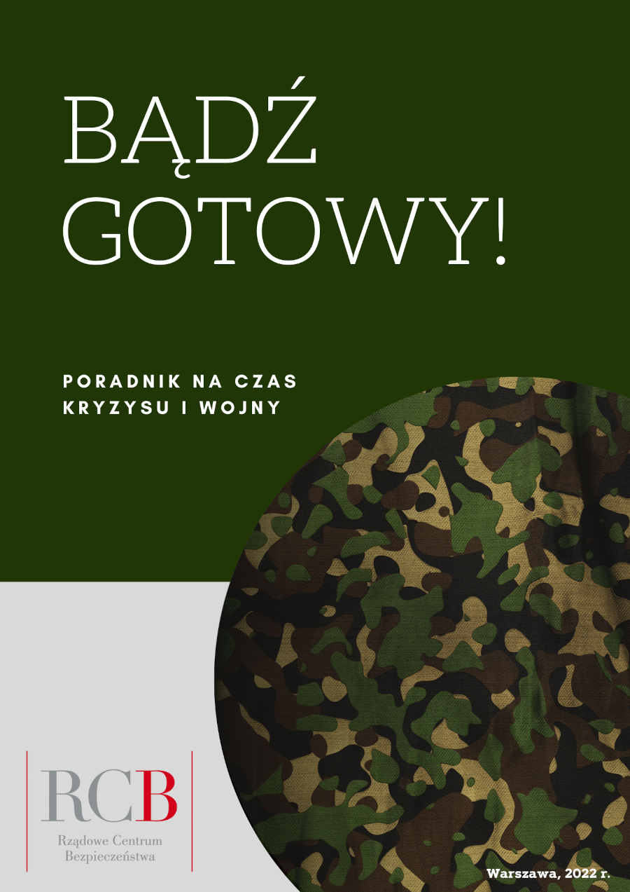 Okładka poradnika zatytułowanego „Bądź gotowy! Poradnik na czas kryzysu i wojny”. Tło jest ciemnozielone, a w dolnej części widoczny jest fragment materiału o wzorze kamuflażu wojskowego. W lewym dolnym rogu znajduje się logo Rządowego Centrum Bezpieczeństwa (RCB) z napisem poniżej. W prawym dolnym rogu widnieje napis „Warszawa, 2022 r.”.