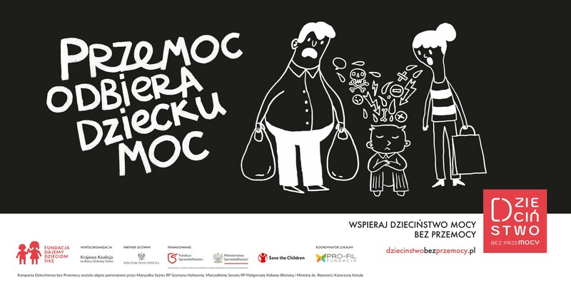 Plakat kampanii społecznej „Dzieciństwo bez Przemocy”. Po lewej stronie widnieje hasło „Przemoc odbiera dziecku moc”, gdzie słowo „MOC” jest napisane większą czcionką i w kolorze czerwonym. Obok hasła narysowana jest scena przedstawiająca smutne dziecko, nad którego głową unoszą się symbole wyrażające złość i stres, takie jak wykrzykniki i pioruny. Po obu stronach stoją dorośli z surowymi minami, trzymający torby, co sugeruje konflikt lub napiętą sytuację domową. Po prawej stronie znajduje się logo kampanii z napisem „Dzieciństwo bez przemocy” oraz informacja „Wspieraj dzieciństwo mocy bez przemocy” z adresem strony internetowej „dziecinstwobezprzemocy.pl”. Na dole plakatu widoczne są logotypy organizacji wspierających kampanię.