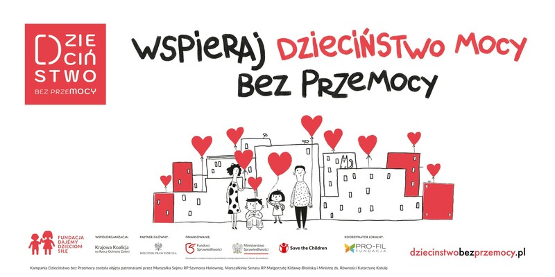 Plakat kampanii społecznej „Dzieciństwo bez Przemocy”. Po lewej stronie widnieje hasło „Przemoc odbiera dziecku moc”, gdzie słowo „MOC” jest napisane większą czcionką i w kolorze czerwonym. Obok hasła narysowana jest scena przedstawiająca smutne dziecko, nad którego głową unoszą się symbole wyrażające złość i stres, takie jak wykrzykniki i pioruny. Po obu stronach stoją dorośli z surowymi minami, trzymający torby, co sugeruje konflikt lub napiętą sytuację domową. Po prawej stronie znajduje się logo kampanii z napisem „Dzieciństwo bez przemocy” oraz informacja „Wspieraj dzieciństwo mocy bez przemocy” z adresem strony internetowej „dziecinstwobezprzemocy.pl”. Na dole plakatu widoczne są logotypy organizacji wspierających kampanię.