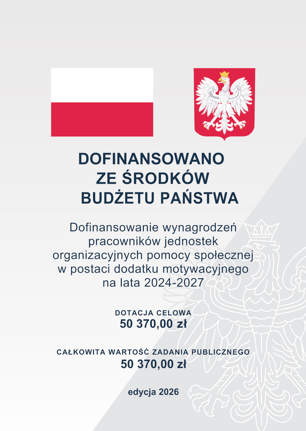 Plakat informujący o dofinansowaniu ze środków budżetu państwa. Na górze flaga Polski i godło państwowe. Tekst: „Dofinansowano ze środków budżetu państwa. Dofinansowanie wynagrodzeń pracowników jednostek organizacyjnych pomocy społecznej w postaci dodatku motywacyjnego na lata 2024–2027. Dotacja celowa 50 370,00 zł. Całkowita wartość zadania publicznego 50 370,00 zł. Edycja 2026.”