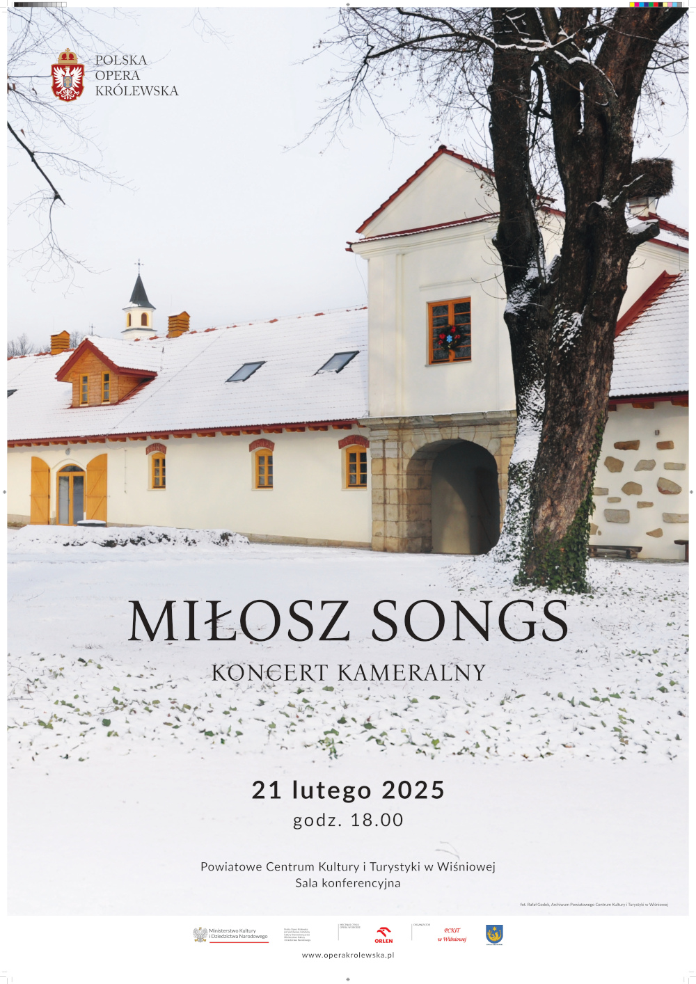 Plakat promujący wydarzenie „Miłosz Songs – Koncert Kameralny”. Na tle zimowego krajobrazu widnieje zabytkowy budynek o jasnych ścianach i czerwonym dachu, częściowo pokryty śniegiem. Na pierwszym planie widoczny jest duży, zaśnieżony teren oraz drzewo. W lewym górnym rogu znajduje się logo Polskiej Opery Królewskiej. W centralnej części napis „Miłosz Songs – Koncert Kameralny”, poniżej data: „21 lutego 2025, godz. 18.00” oraz miejsce wydarzenia: „Powiatowe Centrum Kultury i Turystyki w Wiśniowej, Sala konferencyjna”. Na dole umieszczono logotypy organizatorów i partnerów.