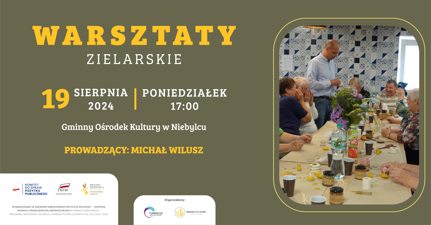 Grafika promująca warsztaty zielarskie, które odbędą się 19 sierpnia 2024 roku o godzinie 17:00 w Gminnym Ośrodku Kultury w Niebylcu. W tle po lewej stronie znajduje się zielone tło z dużym, żółtym napisem "Warsztaty Zielarskie". Poniżej podane są szczegóły wydarzenia, takie jak data, godzina, miejsce oraz prowadzący, którym jest Michał Wilusz. Po prawej stronie znajduje się zdjęcie przedstawiające grupę starszych osób siedzących przy stole, zajmujących się pracami manualnymi, podczas gdy prowadzący stoi i udziela wskazówek. W tle widać dekorację ścienną z niebieskimi i białymi kafelkami. Na stole znajdują się słoiki, butelki z wodą i inne akcesoria. Na dole grafiki umieszczono logotypy organizatorów i informacje o dofinansowaniu.