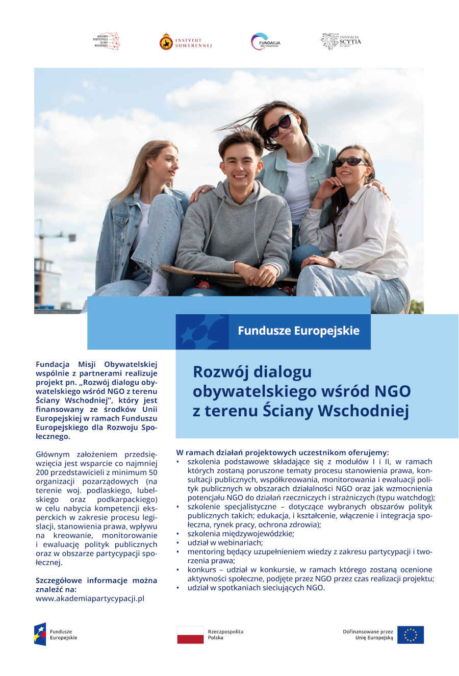 **Opis alternatywny (alt text):**   Plakat informacyjny dotyczący projektu „Rozwój dialogu obywatelskiego wśród NGO z terenu Ściany Wschodniej” współfinansowanego przez Unię Europejską. Na górze plakatu znajduje się zdjęcie czwórki uśmiechniętych młodych osób siedzących na rampie skateparkowej, z czego jedna osoba trzyma deskorolkę. W tle widać niebo z białymi chmurami. Poniżej znajduje się niebieskie pole z białym napisem „Fundusze Europejskie” oraz tytułem projektu w niebieskim kolorze. Dalsza część plakatu zawiera szczegóły dotyczące celu projektu, oferowanych szkoleń oraz konkursu. Na dole umieszczone są logotypy Funduszy Europejskich, Rzeczypospolitej Polskiej i Unii Europejskiej.