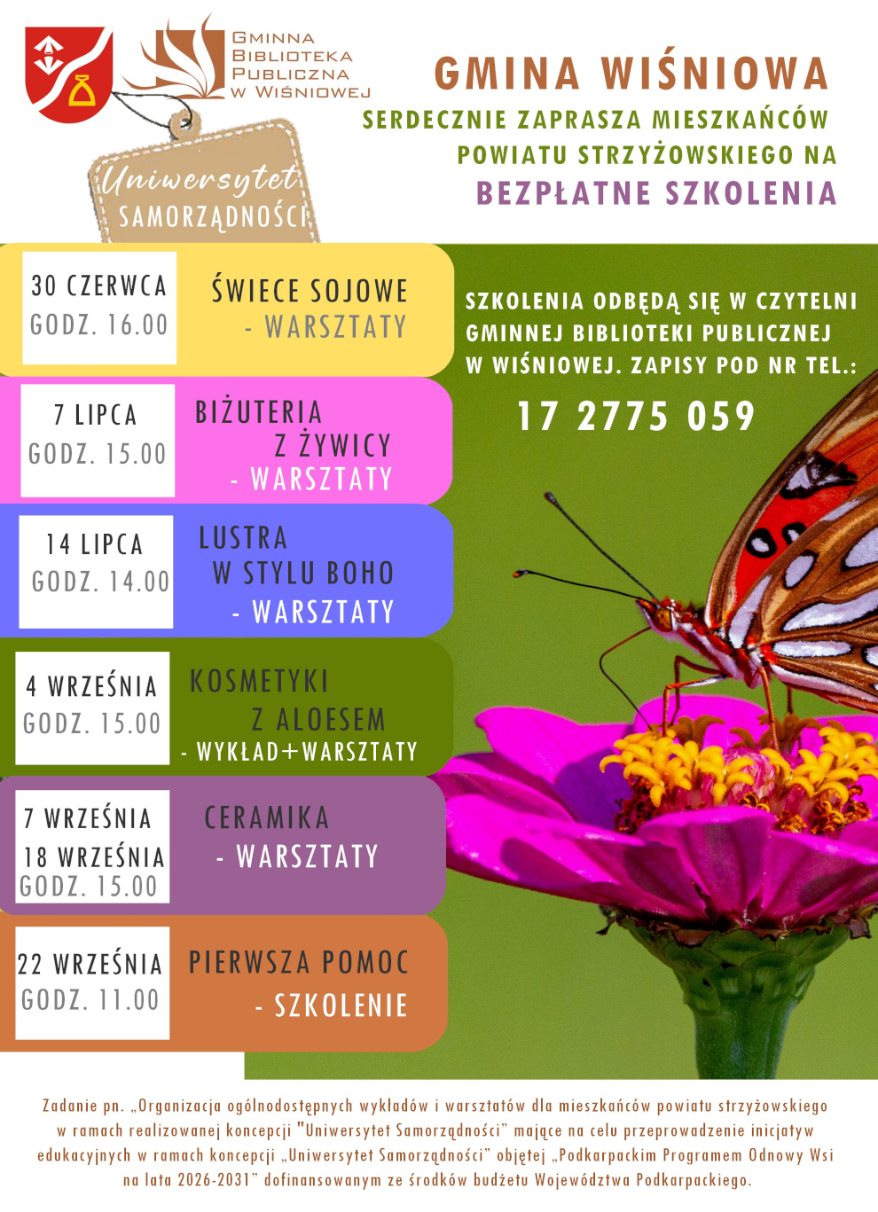Plakat informacyjny Gminy Wiśniowa i Gminnej Biblioteki Publicznej w Wiśniowej promujący bezpłatne szkolenia dla mieszkańców powiatu strzyżowskiego w ramach „Uniwersytetu Samorządności”. Po lewej stronie znajduje się harmonogram wydarzeń: 30 czerwca, godz. 16:00 – warsztaty tworzenia świec sojowych; 7 lipca, godz. 15:00 – warsztaty tworzenia biżuterii z żywicy; 14 lipca, godz. 14:00 – warsztaty wykonywania luster w stylu boho; 4 września, godz. 15:00 – wykład i warsztaty „Kosmetyki z aloesem”; 7 i 18 września, godz. 15:00 – warsztaty ceramiczne; 22 września, godz. 11:00 – szkolenie z pierwszej pomocy. Po prawej stronie widoczne zdjęcie motyla siedzącego na różowym kwiecie. Szkolenia odbędą się w czytelni Gminnej Biblioteki Publicznej w Wiśniowej, zapisy pod numerem telefonu 17 2775 059.